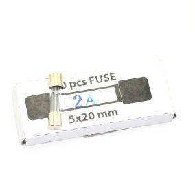 Üvegcsöves biztosíték 2 A és 5 × 20 mm feliratú dobozon