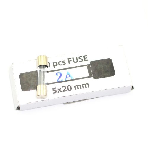 Üvegcsöves biztosíték 2 A és 5 × 20 mm feliratú dobozon