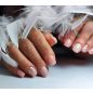 Star Pink Mask tejes rózsaszín körmök két kézen, fehér tollas környezetben