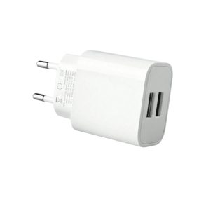 Fehér hálózati adapter két USB-aljzattal és európai csatlakozódugóval