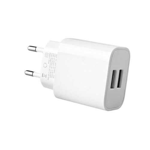 Fehér hálózati adapter két USB-aljzattal és európai csatlakozódugóval