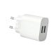 Fehér hálózati adapter két USB-aljzattal és európai csatlakozódugóval