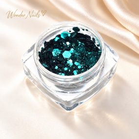 Glitter Mix Oceánzöld 28. csillámkeverék nyitott tégelyben, világos háttéren