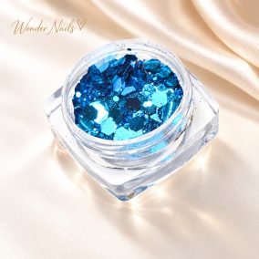 Glitter Mix Égkék 32. csillámkeverék nyitott tégelyben, világos háttéren