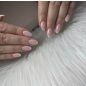 Hard Liquid Gel Rare Pudding – rózsaszín-bézs nude körmök puha háttéren